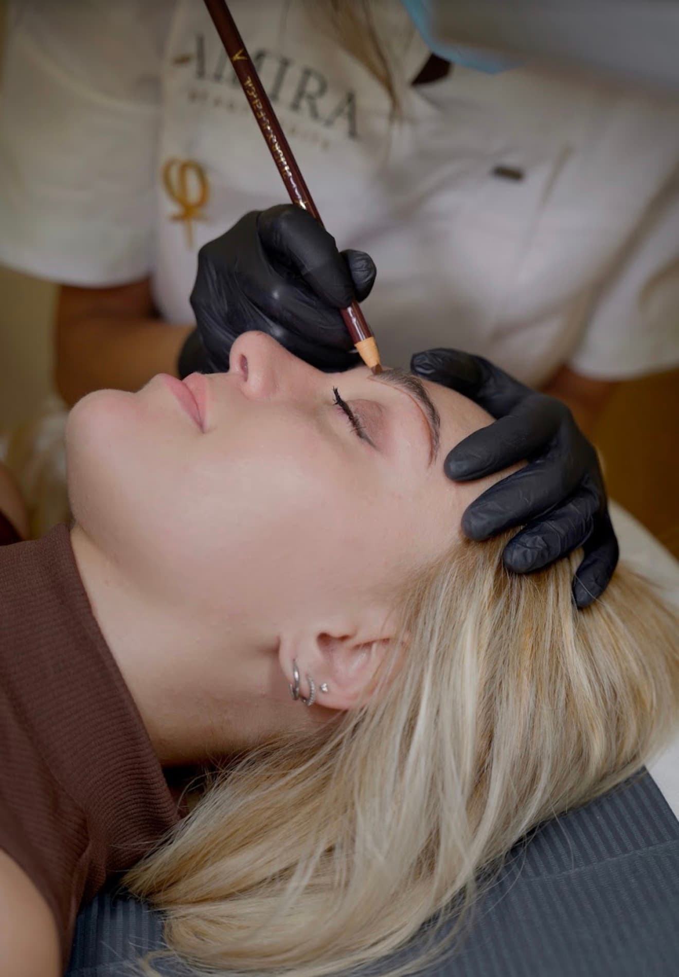 Un trattamento di microblading eseguito con precisione sulle sopracciglia di una cliente