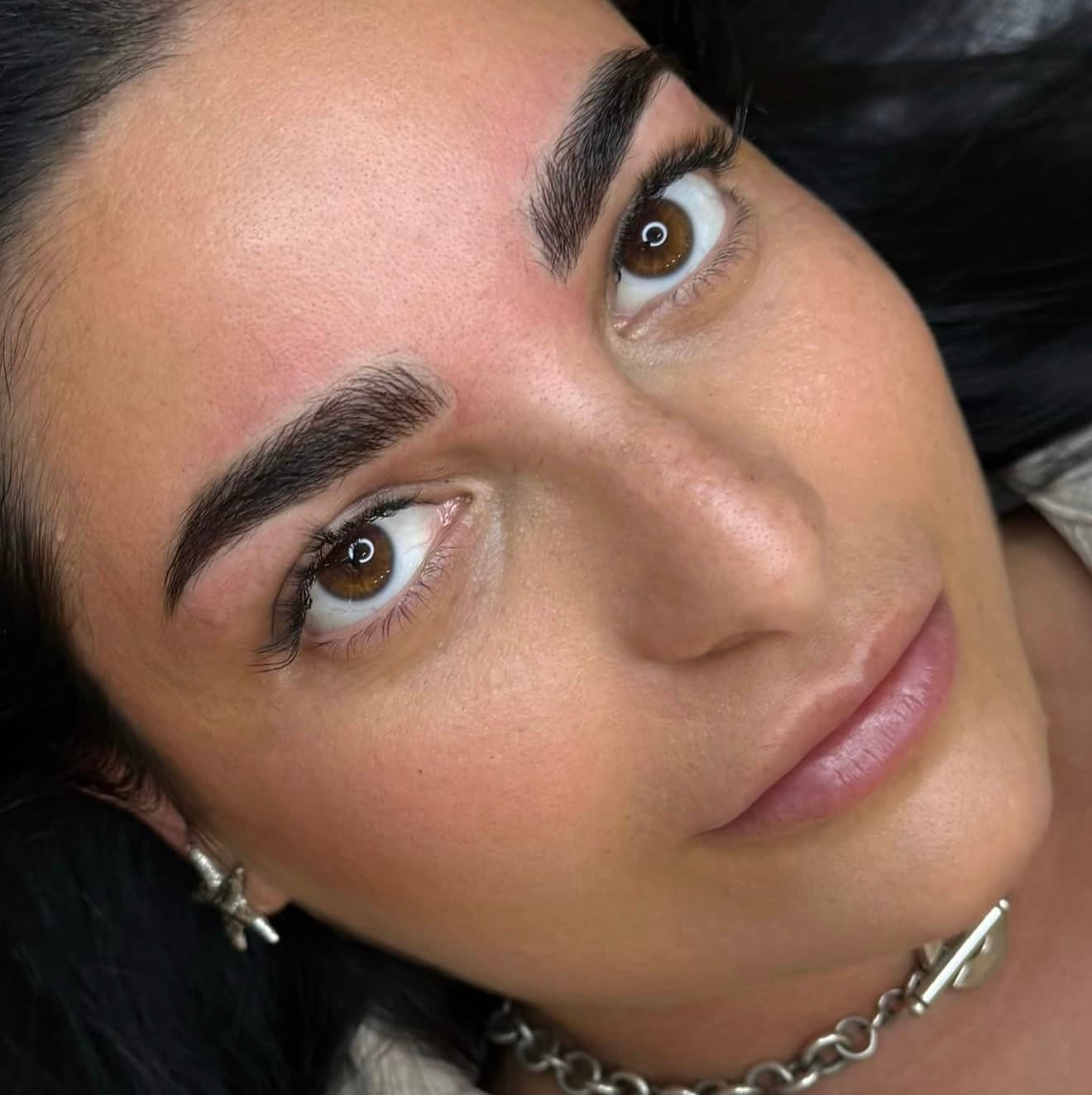 Sopracciglia definite con il microblading, pelo per pelo