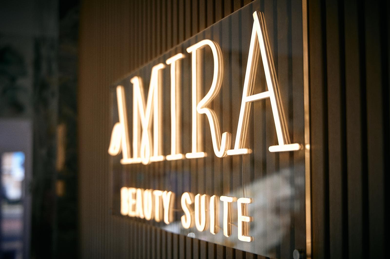 L'insegna luminosa Amira Beauty Suite all'ingresso del centro estetico a Tortoreto Lido