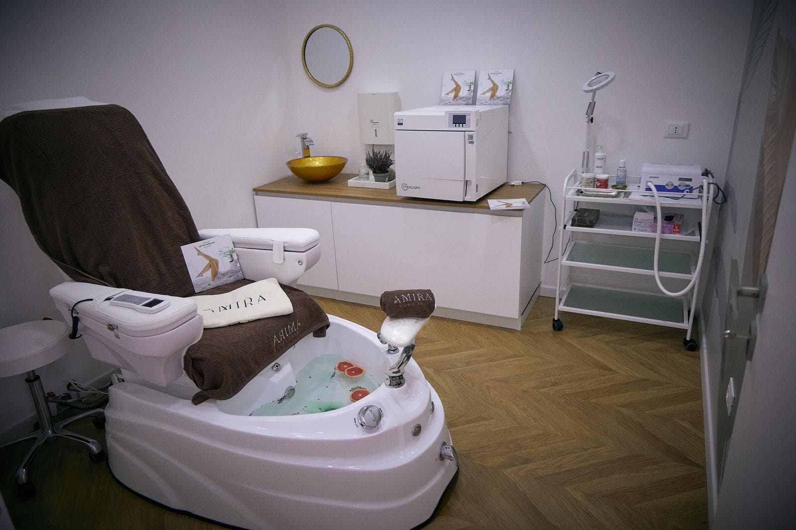 La poltrona per la pedicure con vasca idromassaggio