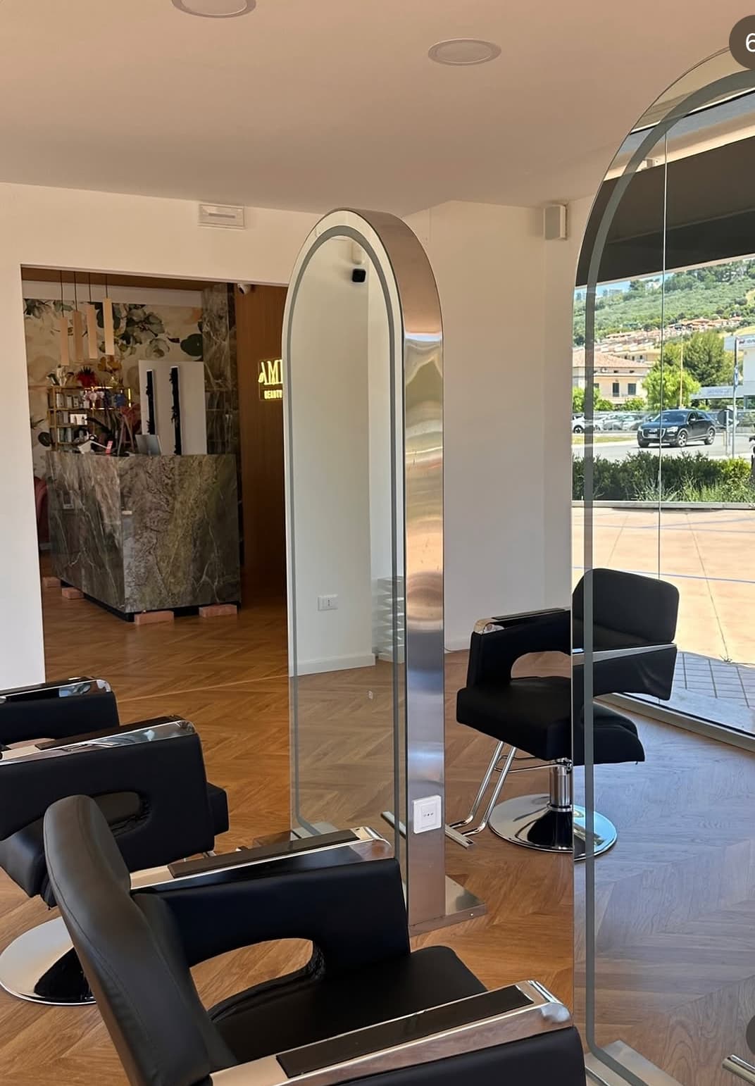 Le postazioni styling del salone affacciate sulle grandi vetrate