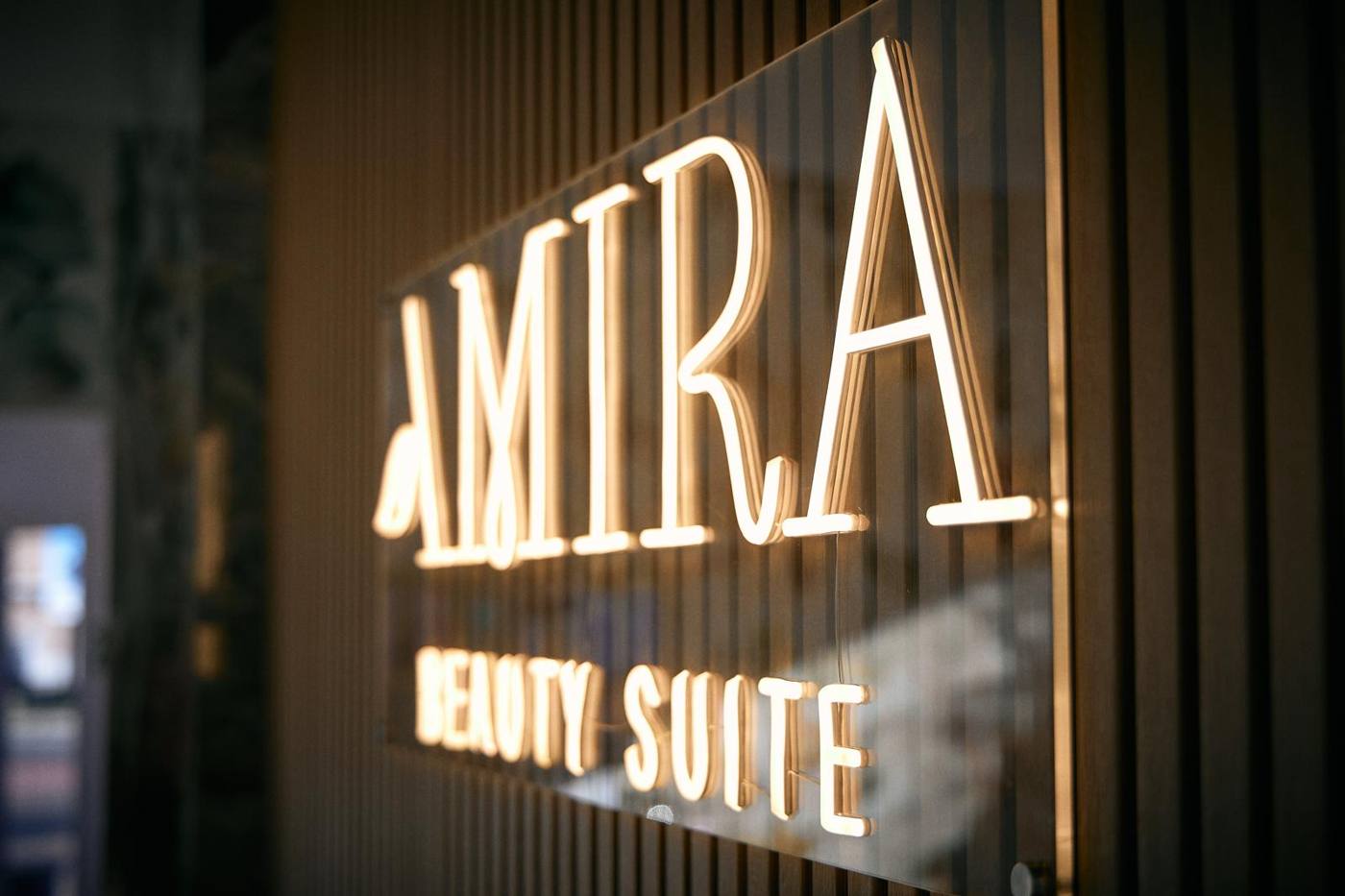 L'insegna AMIRA Beauty Suite