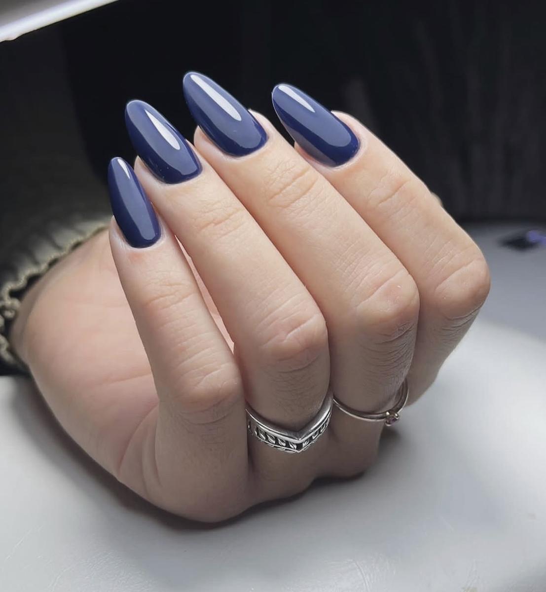 Manicure semipermanente blu