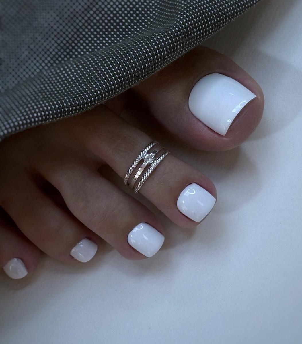 Pedicure con smalto bianco